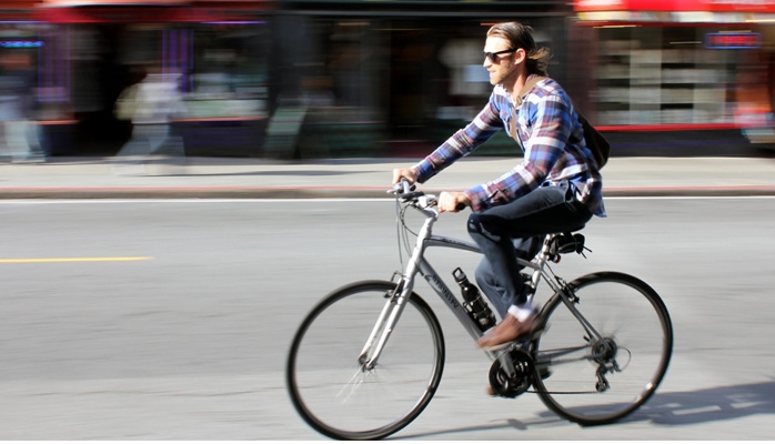 La responsabilité de la collectivité recherchée pour la collision entre un automobiliste et un cycliste